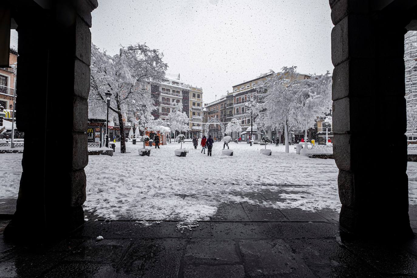 El temporal está dejando impresionantes nevadas en todo el país, desde Asturias a Murcia, pasando por Madrid o Valencia. 
