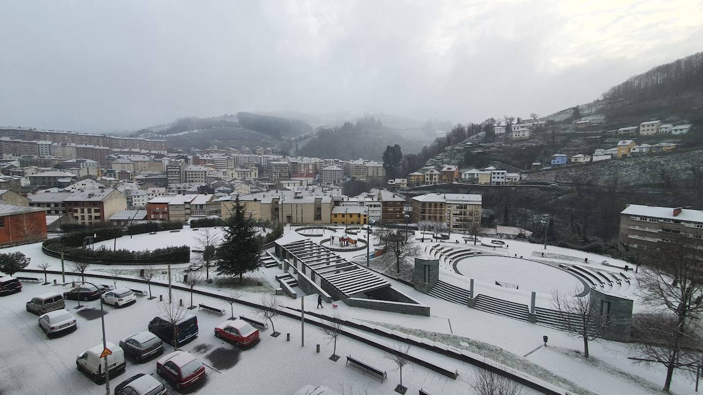 La borrasca deja nevadas y mucho frío en la región, que permanecerá en alerta todo el fin de semana.
