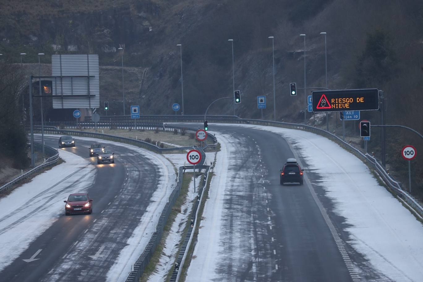 La borrasca deja nevadas y mucho frío en la región, que permanecerá en alerta todo el fin de semana.