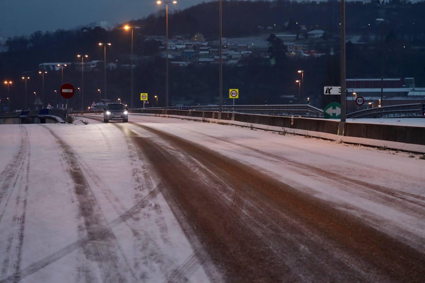 La borrasca deja nevadas y mucho frío en la región, que permanecerá en alerta todo el fin de semana.