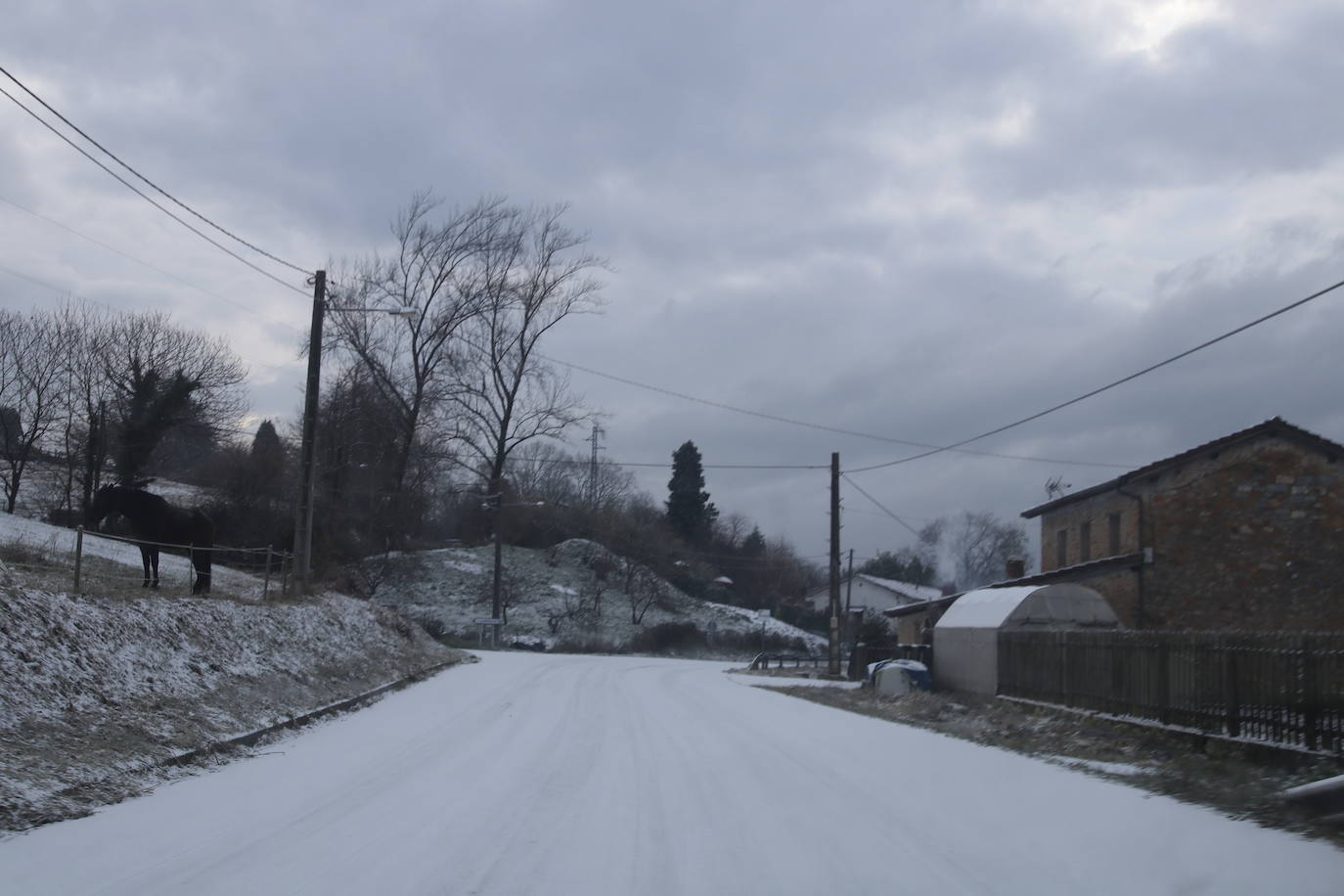 La borrasca deja nevadas y mucho frío en la región, que permanecerá en alerta todo el fin de semana.