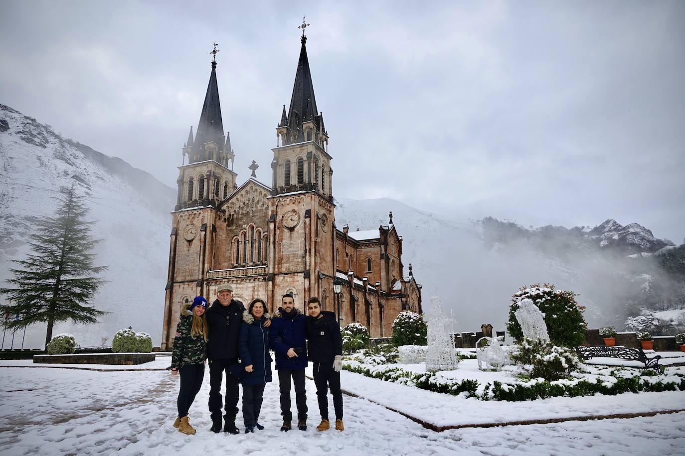 Las nevadas de los últimos días han llegado también hasta Covadonga que se ha cubierto de un manto blanco.