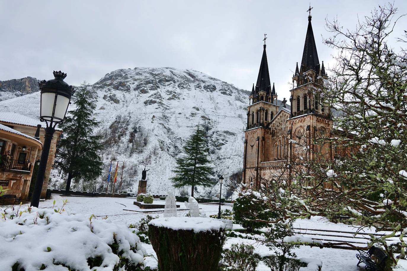 Las nevadas de los últimos días han llegado también hasta Covadonga que se ha cubierto de un manto blanco.