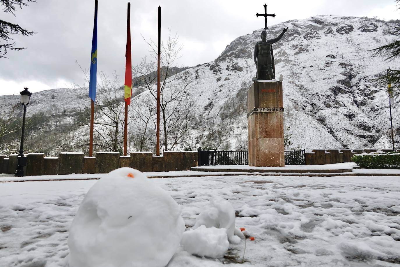 Las nevadas de los últimos días han llegado también hasta Covadonga que se ha cubierto de un manto blanco.