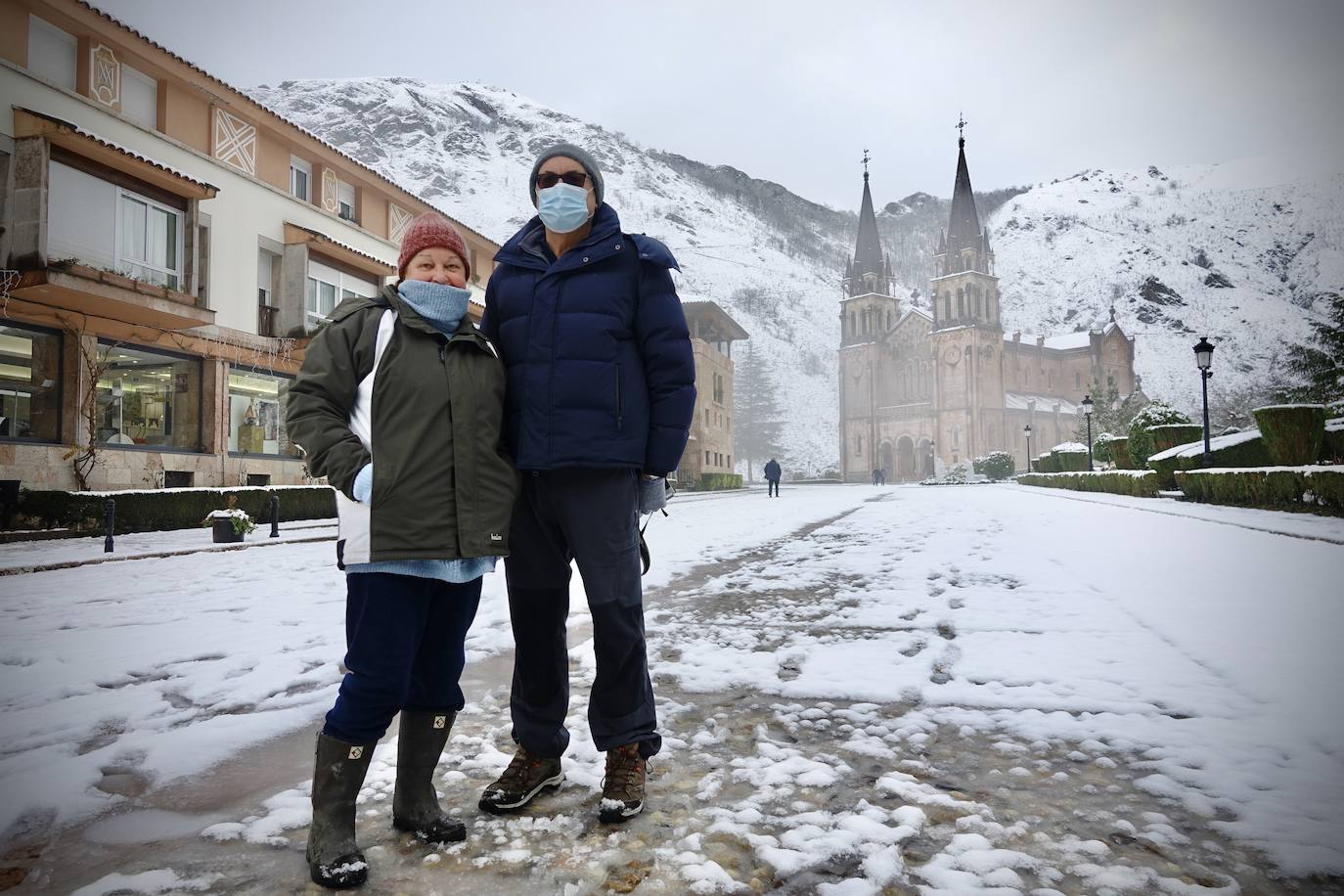 Las nevadas de los últimos días han llegado también hasta Covadonga que se ha cubierto de un manto blanco.