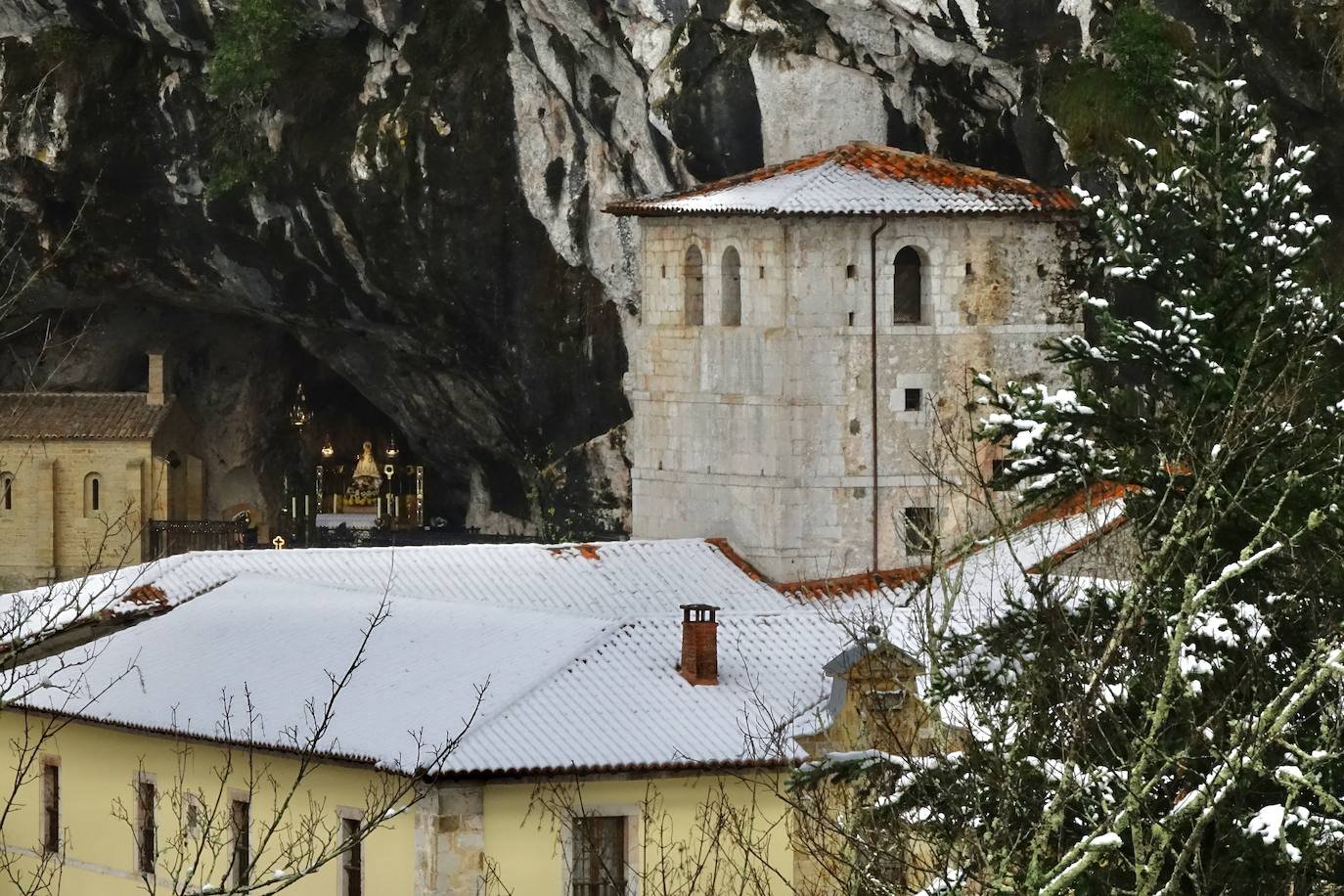 Las nevadas de los últimos días han llegado también hasta Covadonga que se ha cubierto de un manto blanco.