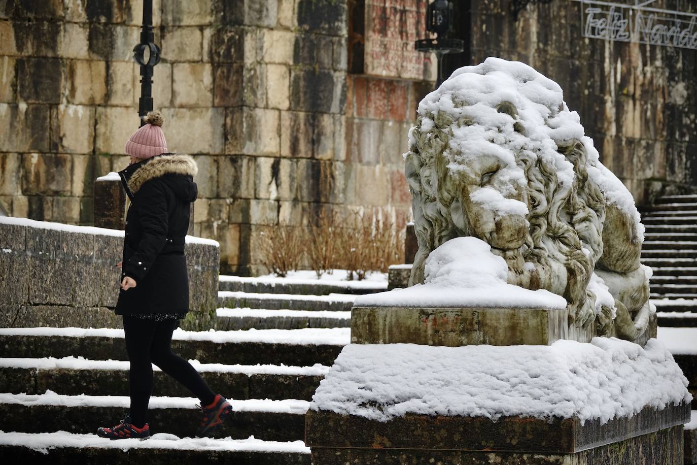 Las nevadas de los últimos días han llegado también hasta Covadonga que se ha cubierto de un manto blanco.