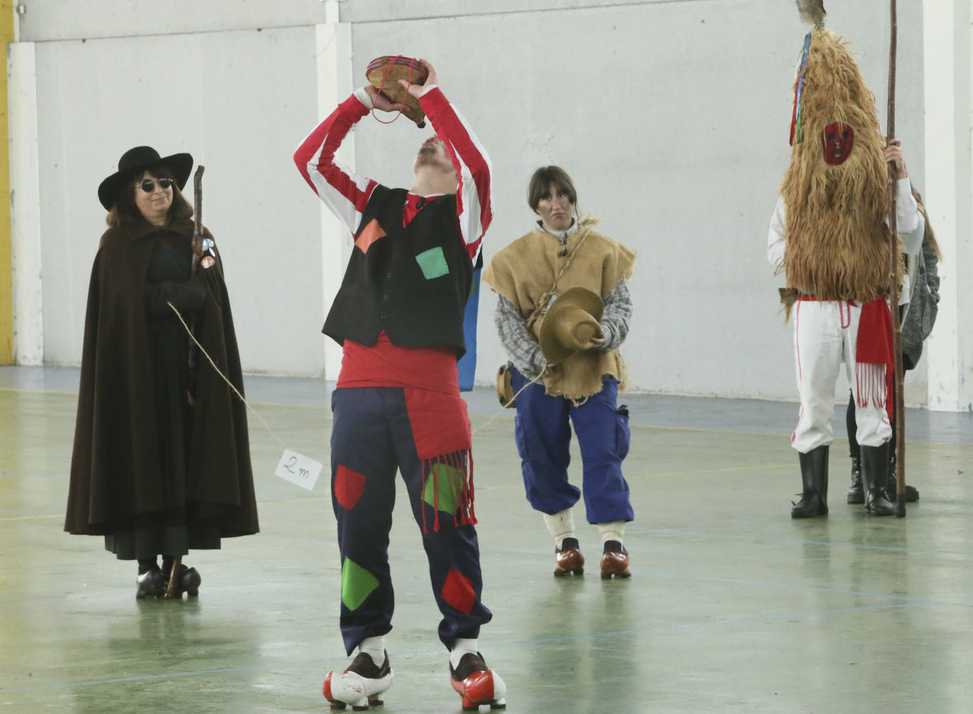 El Domingo de Sidros y Comedies ha vencido al coronavirus. El virus no logró frenar la tradicional representación sierenese, enmarcada dentro de 'les mazcaraes d'iviernu', y que volvió a azotar con su feroz crítica satírica a la actualidad política y sanitaria. Por primera vez en muchos años, las representaciones de los integrantes de la asociación El Cencerru, se celebraron sin público y debido a las condiciones climatológicas se trasladaron al Polideportivo Municipal de Valdesoto. 