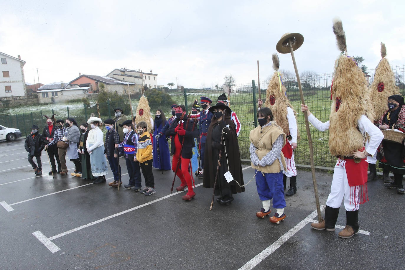 El Domingo de Sidros y Comedies ha vencido al coronavirus. El virus no logró frenar la tradicional representación sierenese, enmarcada dentro de 'les mazcaraes d'iviernu', y que volvió a azotar con su feroz crítica satírica a la actualidad política y sanitaria. Por primera vez en muchos años, las representaciones de los integrantes de la asociación El Cencerru, se celebraron sin público y debido a las condiciones climatológicas se trasladaron al Polideportivo Municipal de Valdesoto. 