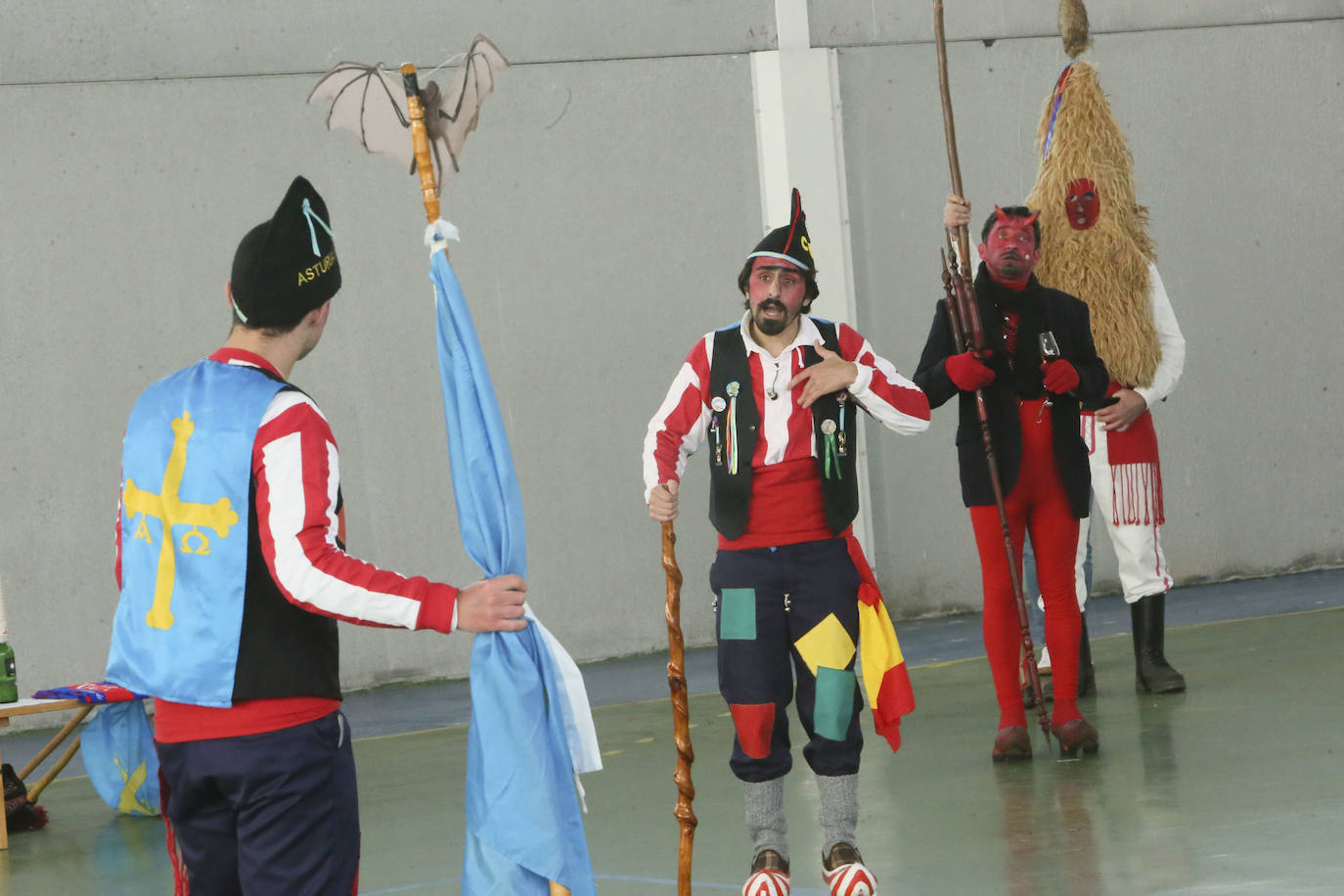 El Domingo de Sidros y Comedies ha vencido al coronavirus. El virus no logró frenar la tradicional representación sierenese, enmarcada dentro de 'les mazcaraes d'iviernu', y que volvió a azotar con su feroz crítica satírica a la actualidad política y sanitaria. Por primera vez en muchos años, las representaciones de los integrantes de la asociación El Cencerru, se celebraron sin público y debido a las condiciones climatológicas se trasladaron al Polideportivo Municipal de Valdesoto. 