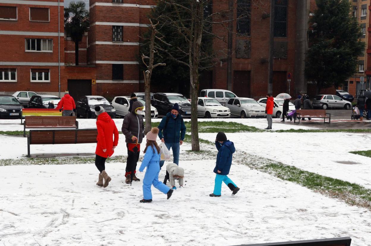 El parque de la Libertad de Mieres, cubierto de nieve. 