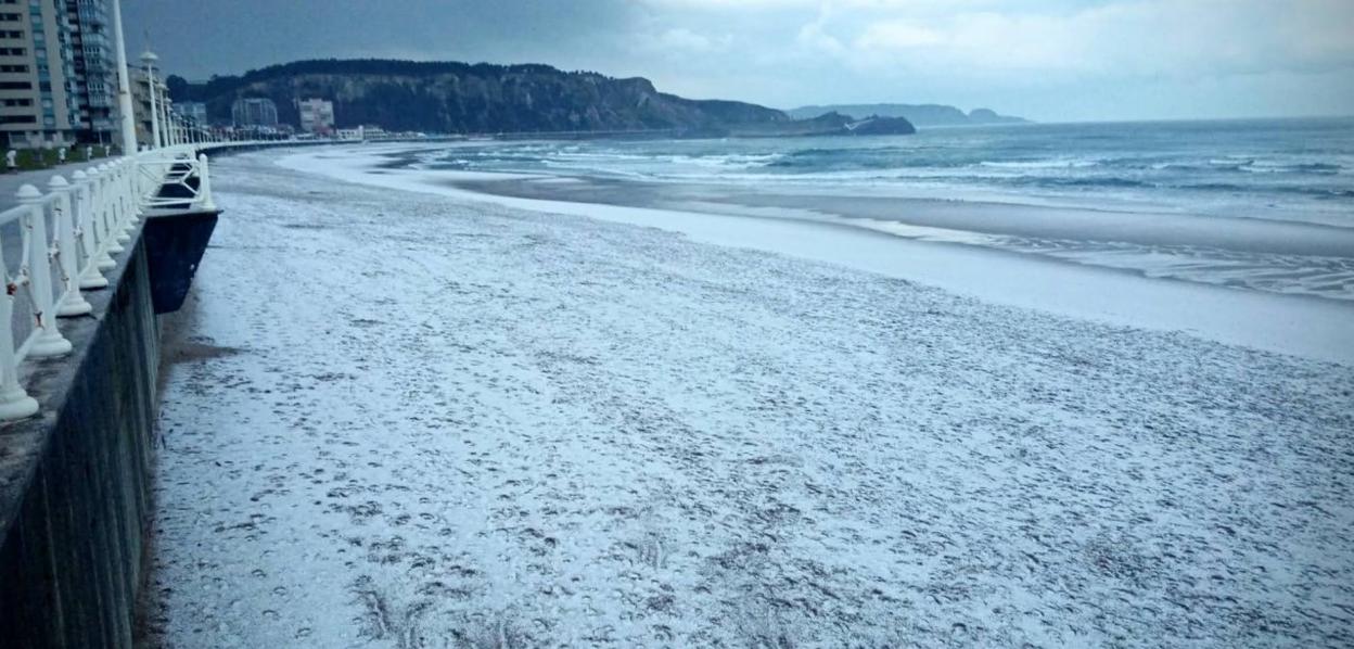 La playa de Salinas, en Castrillón, cubierta por un manto de granizo. 