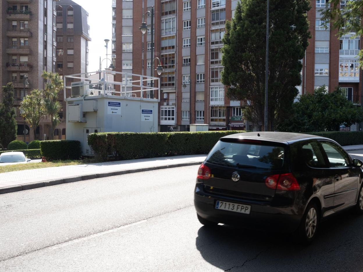 La estación que mide la contaminación del aire en la plaza de la Guitarra arrojó el año pasado resultados por debajo de los del ejercicio anterior. 