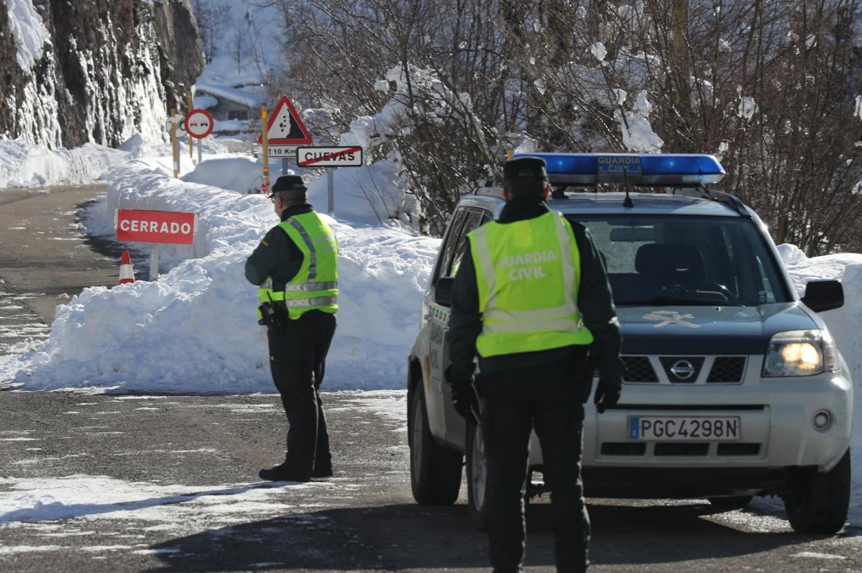 La Guardia Civil custodia el acceso al puerto de San Isidro, cerrado al tráfico desde el alud mortal del 1 de enero. 