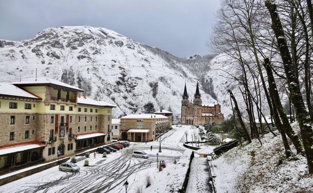 Imagen. Las espectaculares imágenes de la nieve en Covadonga