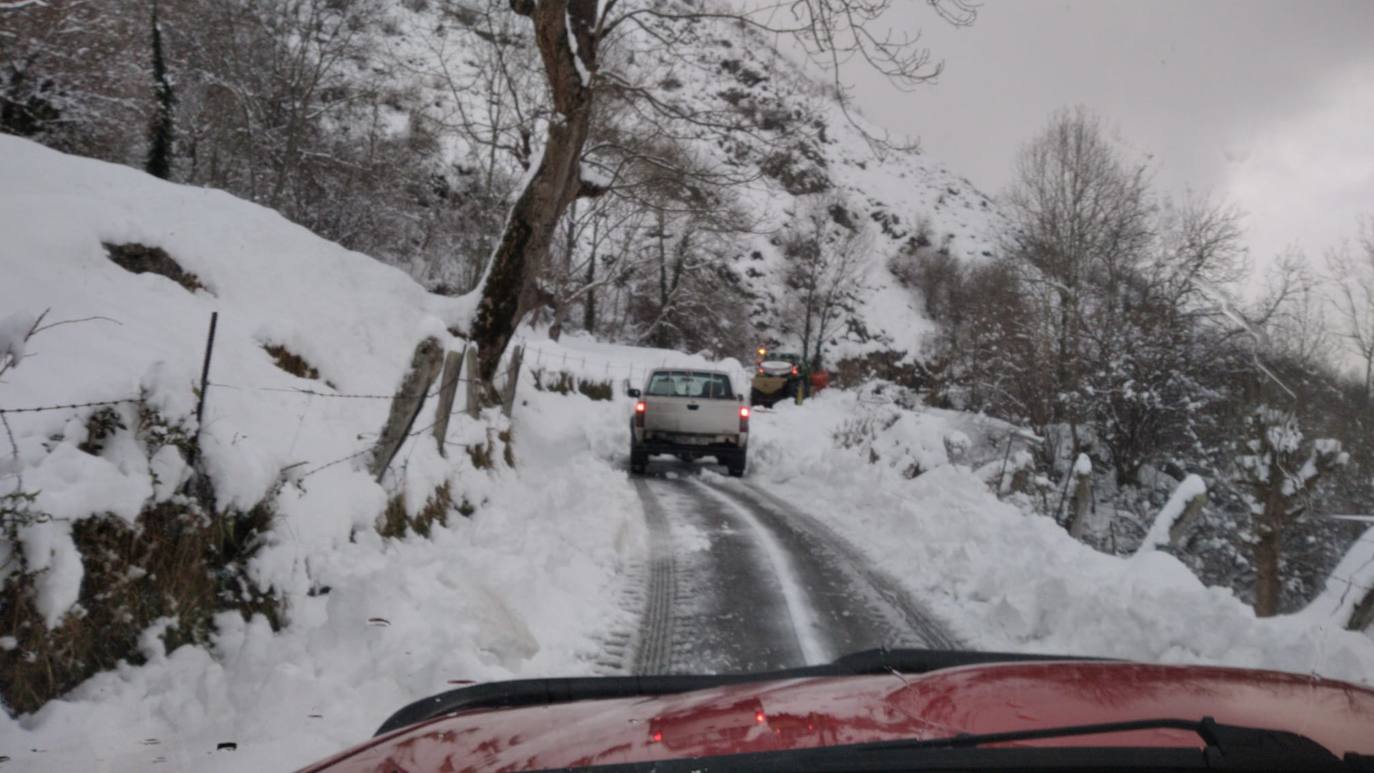 El 27 por ciento de las carreteras asturianas están cerradas o con cadenas y los escolares de cuarenta concejos no podrán volver a clase hasta el miércoles.