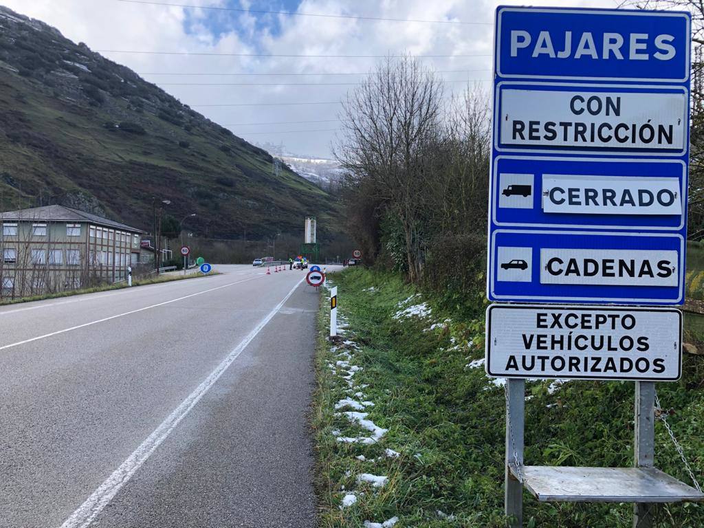 El 27 por ciento de las carreteras asturianas están cerradas o con cadenas y los escolares de cuarenta concejos no podrán volver a clase hasta el miércoles.