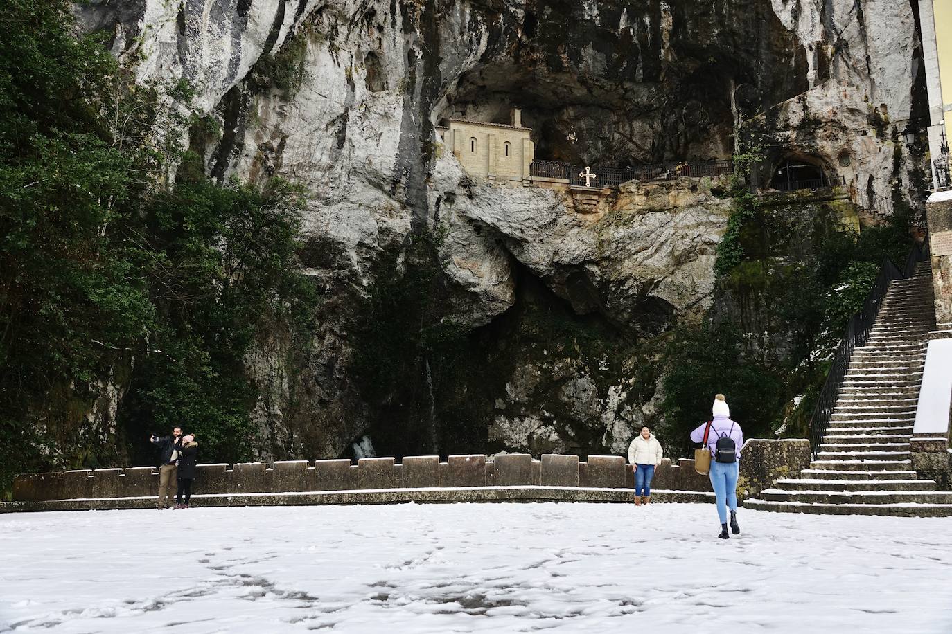 El 27 por ciento de las carreteras asturianas están cerradas o con cadenas y los escolares de cuarenta concejos no podrán volver a clase hasta el miércoles.