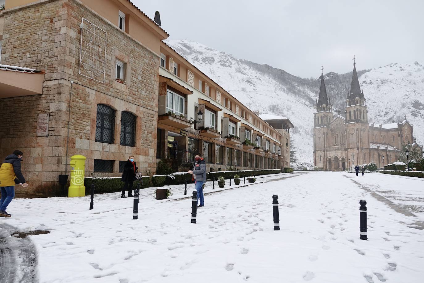 El 27 por ciento de las carreteras asturianas están cerradas o con cadenas y los escolares de cuarenta concejos no podrán volver a clase hasta el miércoles.