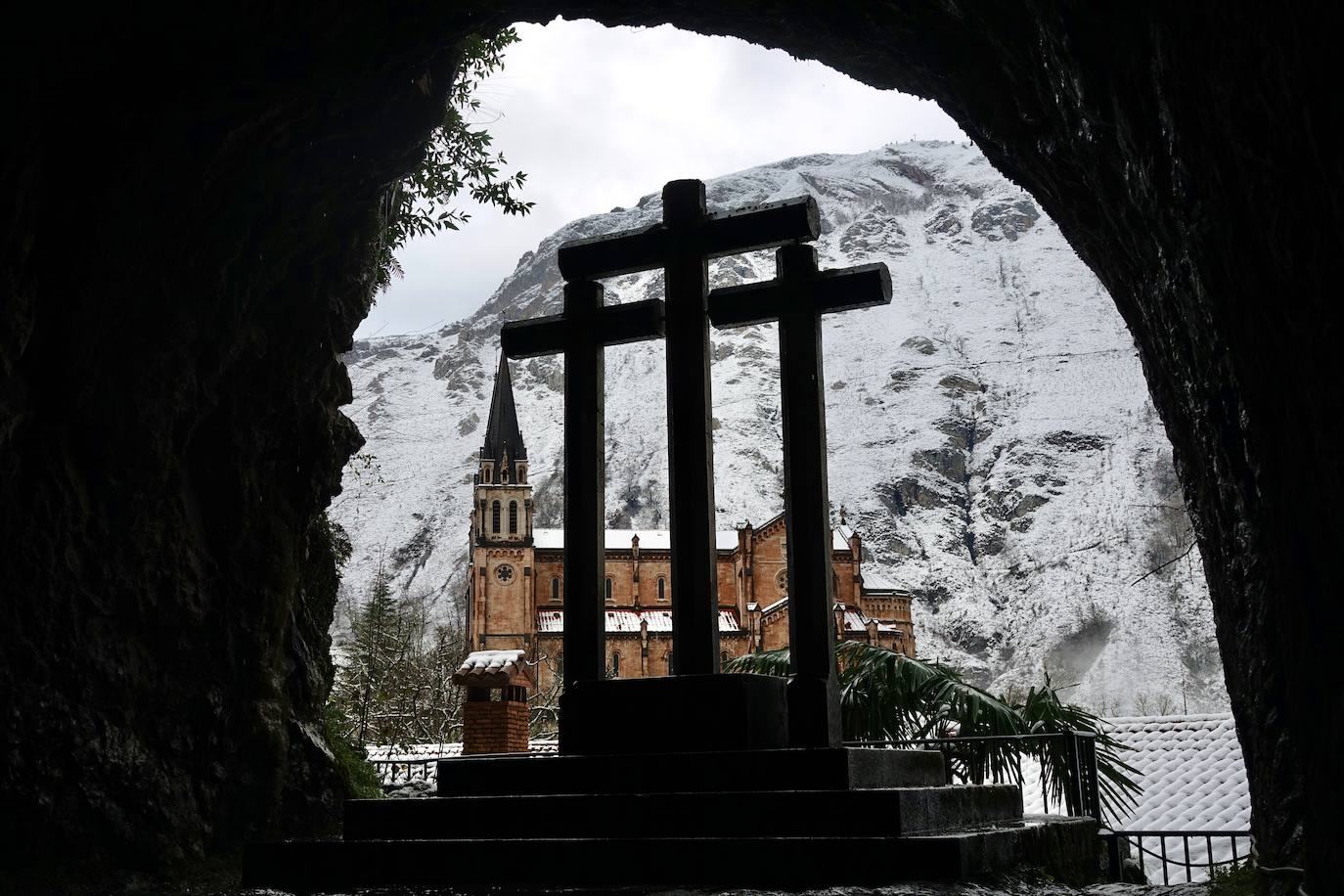 El 27 por ciento de las carreteras asturianas están cerradas o con cadenas y los escolares de cuarenta concejos no podrán volver a clase hasta el miércoles.