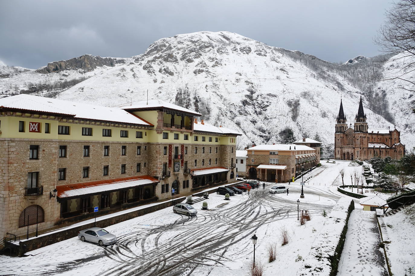 El 27 por ciento de las carreteras asturianas están cerradas o con cadenas y los escolares de cuarenta concejos no podrán volver a clase hasta el miércoles.