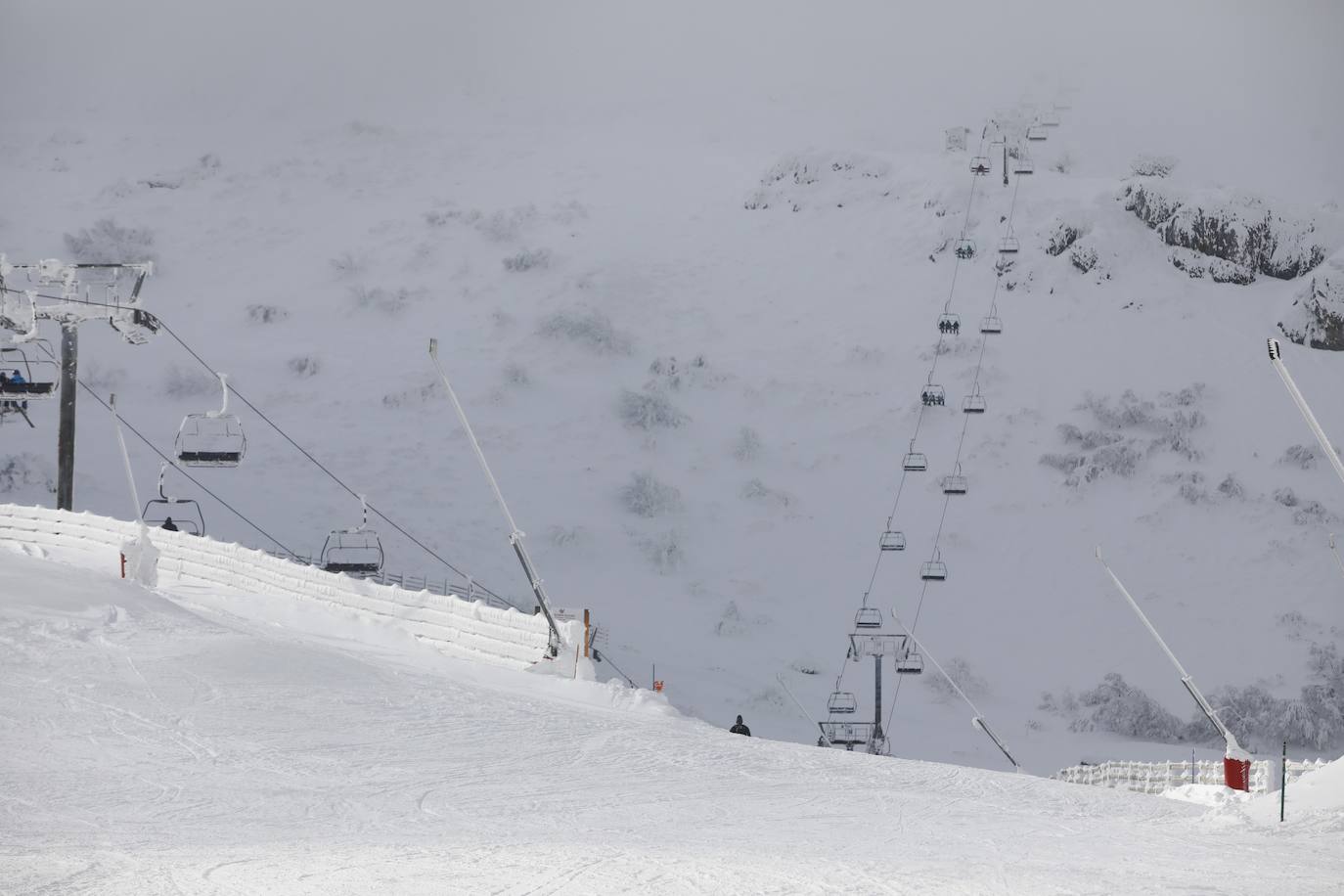 La nieve acumulada durante los pasados días y el hielo continúan protagonizando las estampas de buena parte de la región. 