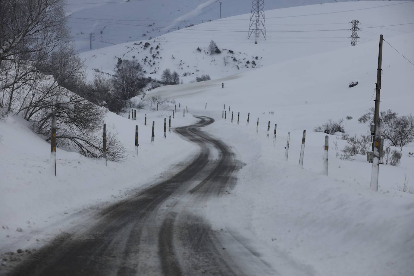 La nieve acumulada durante los pasados días y el hielo continúan protagonizando las estampas de buena parte de la región. 