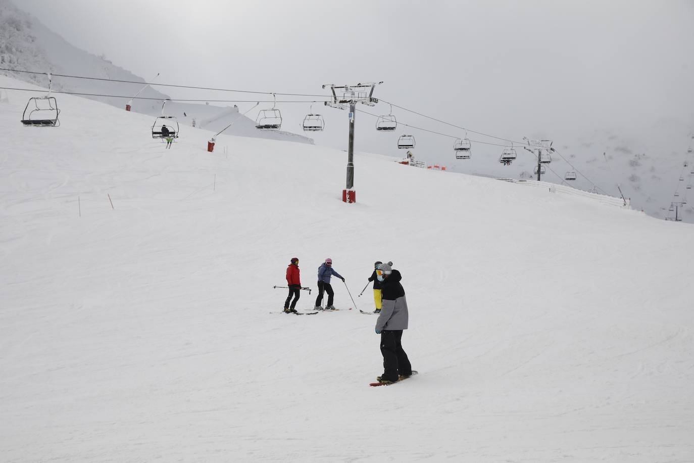 La nieve acumulada durante los pasados días y el hielo continúan protagonizando las estampas de buena parte de la región. 