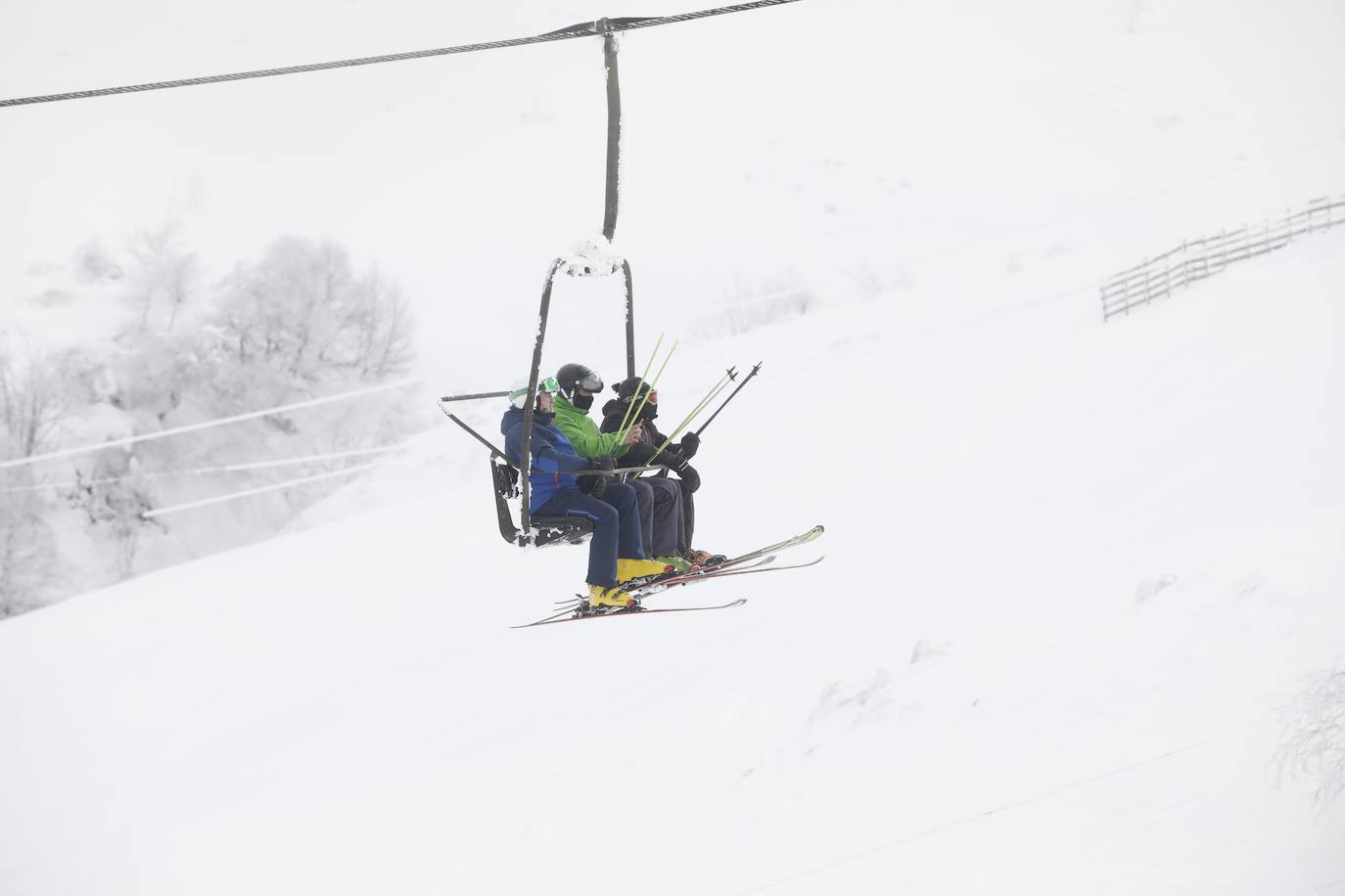 La nieve acumulada durante los pasados días y el hielo continúan protagonizando las estampas de buena parte de la región. 