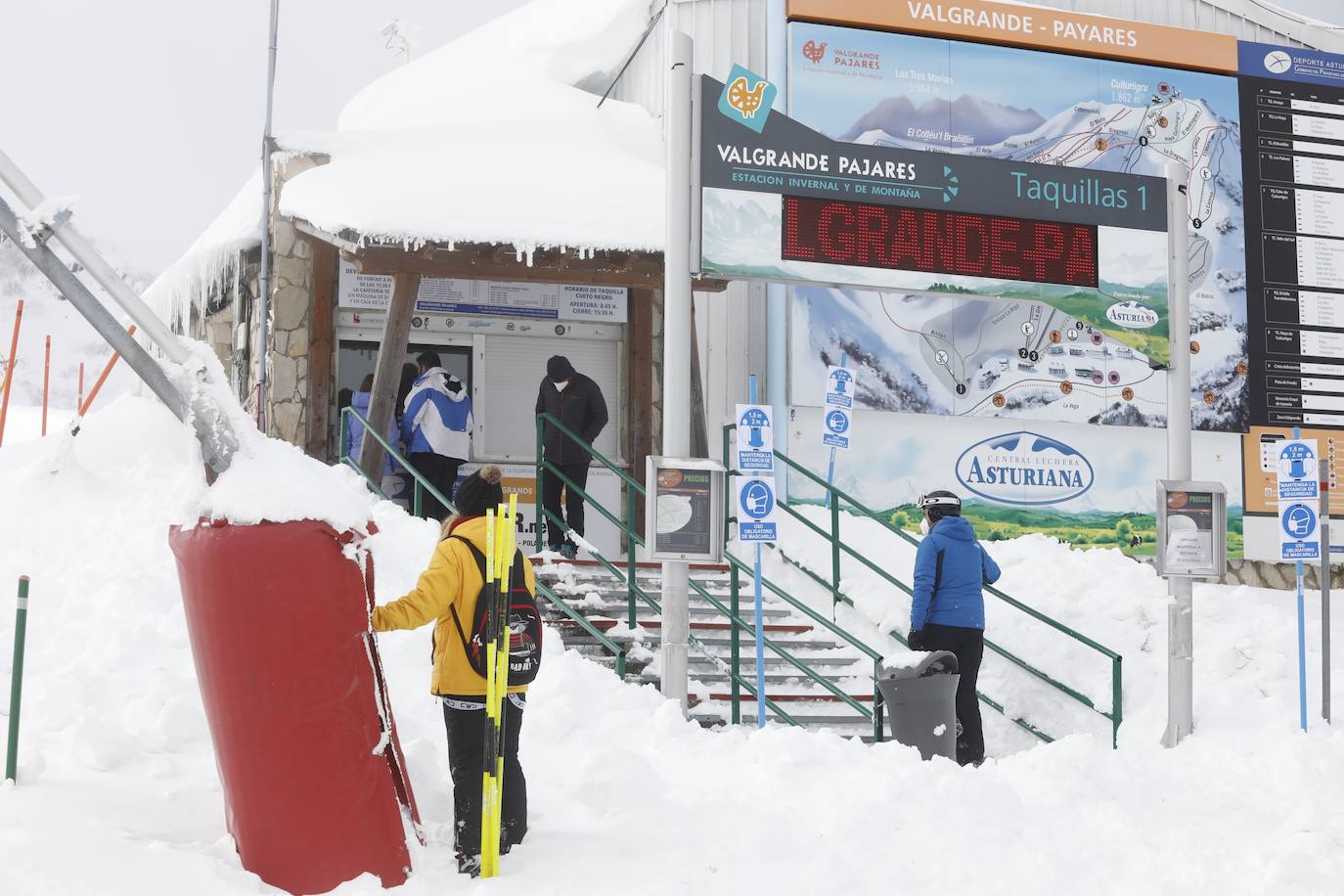 La nieve acumulada durante los pasados días y el hielo continúan protagonizando las estampas de buena parte de la región. 