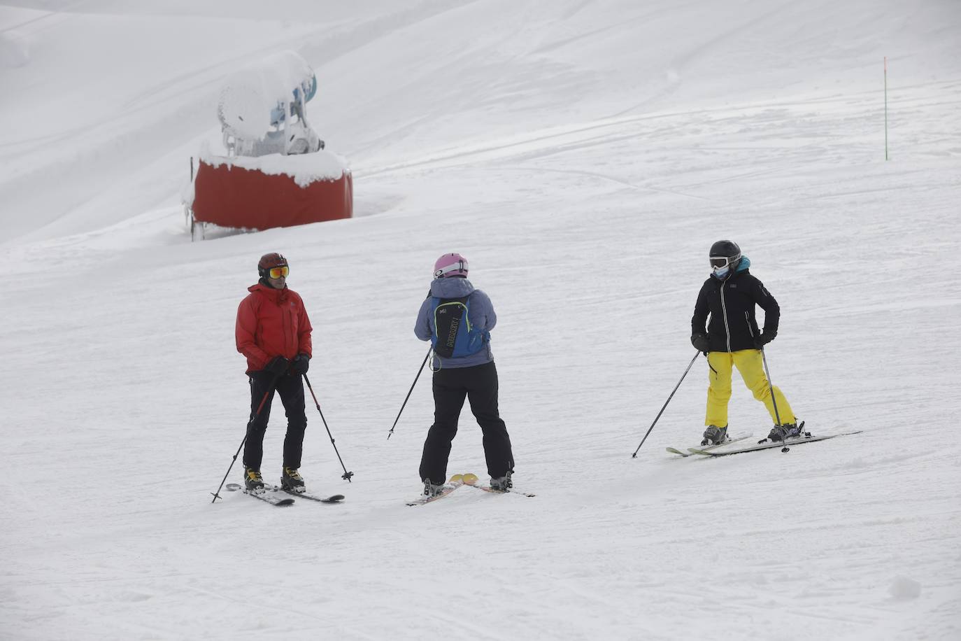 La nieve acumulada durante los pasados días y el hielo continúan protagonizando las estampas de buena parte de la región. 