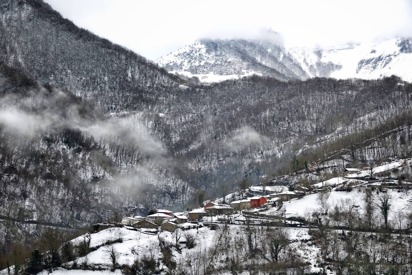 La nieve acumulada durante los pasados días y el hielo continúan protagonizando las estampas de buena parte de la región. 