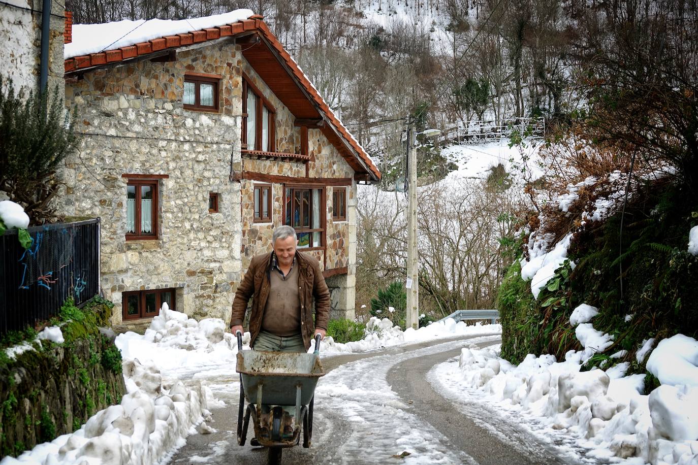 La nieve acumulada durante los pasados días y el hielo continúan protagonizando las estampas de buena parte de la región. 