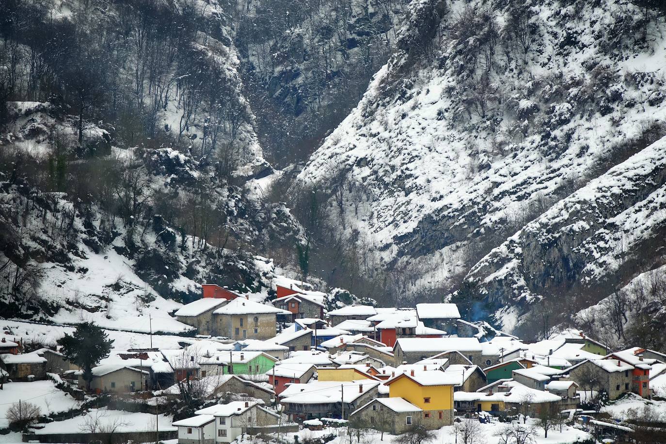 La nieve acumulada durante los pasados días y el hielo continúan protagonizando las estampas de buena parte de la región. 