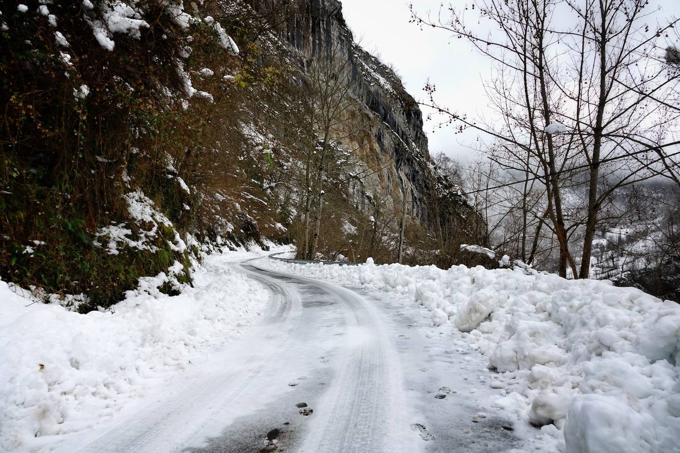 La nieve acumulada durante los pasados días y el hielo continúan protagonizando las estampas de buena parte de la región. 