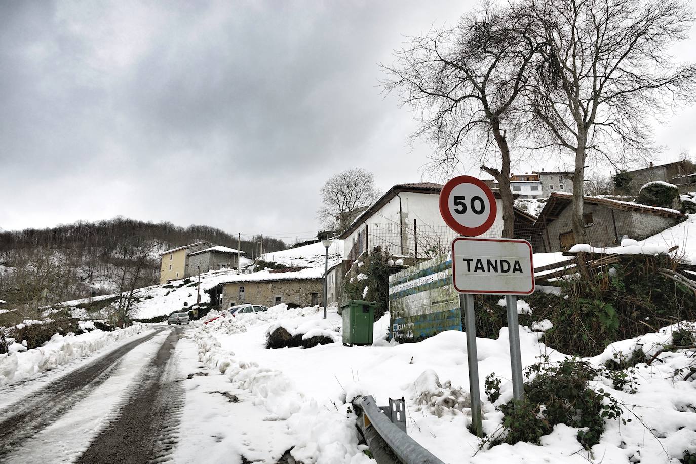 La nieve acumulada durante los pasados días y el hielo continúan protagonizando las estampas de buena parte de la región. 