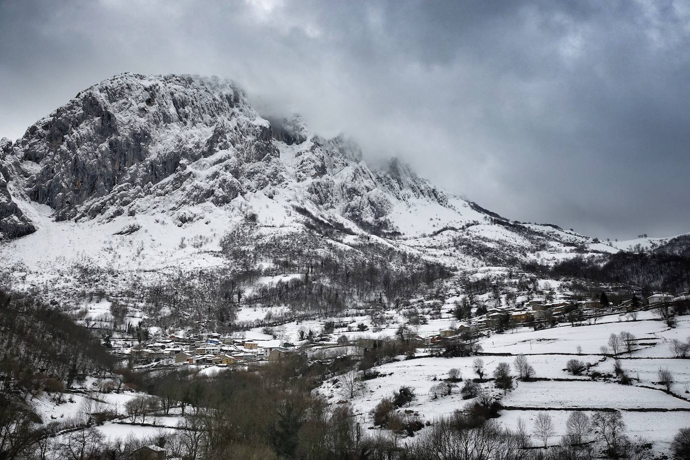 La nieve acumulada durante los pasados días y el hielo continúan protagonizando las estampas de buena parte de la región. 