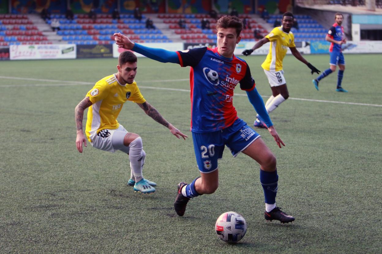 El atacante del Lealtad Sandoval presiona al centrocampista del Langreo Xurde. 