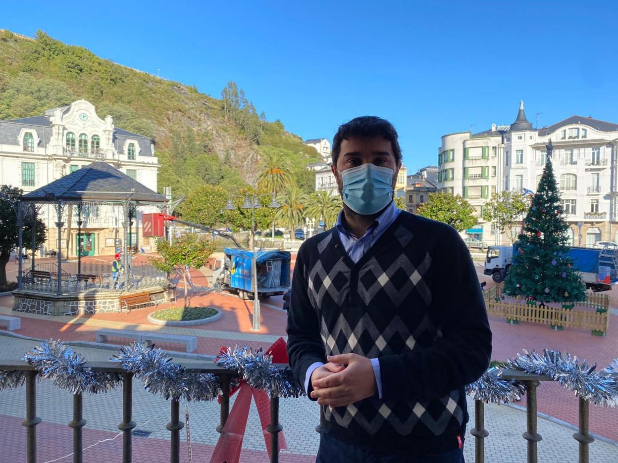 Óscar Pérez, en el balcón de la Casa de la Infancia y Juventud 'Margarita Salas' de Luarca. 