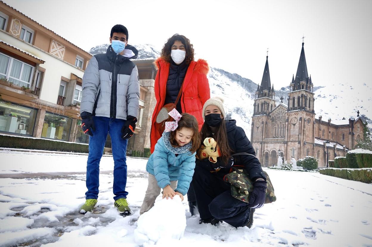 Juan Concha, Cristina Gutiérrez, María Concha y la pequeña Mariana de Rivera en Covadonga. 