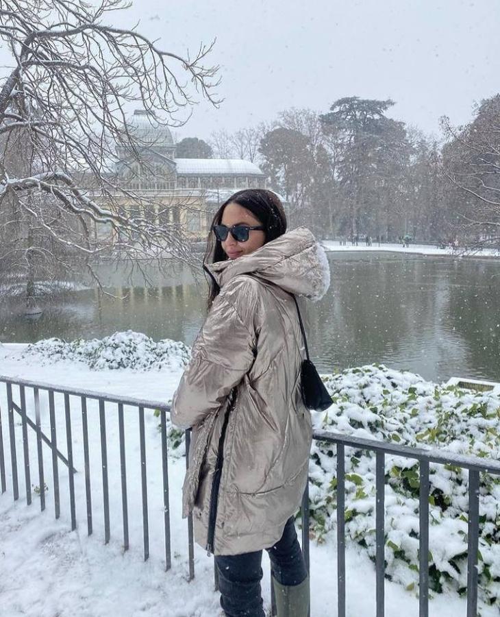 Con la llegada del temporal de nieve 'Filomena', este fin de semana Instagram se ha llenado de stories, fotografías y reels en la nieve y de la gran nevada que se ha visto en gran parte de España y en Madrid. Un temporal de frío que no ha impedido que las influencers y famosas también hayan posado en la nieve con los mejores estilismos. Desde la asturiana Paula Echevarría con su estiloso abrigo de peluche en color lila a Amelia Bono con chándal en su versión más 'vintage' o la modelo Nieves Álvarez con plumífero y gorro ruso de pelo incluido. Estos han sido los looks invernales con los que las famosas e influencers han salido a la calle este fin de semana.