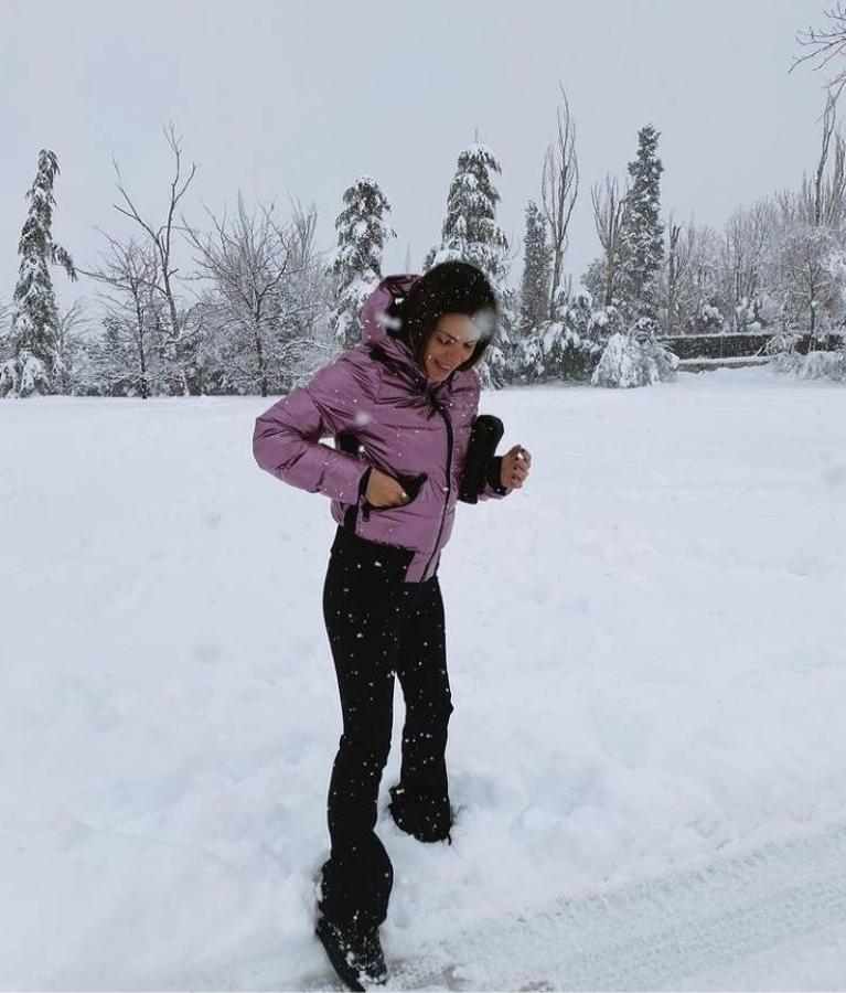 Con la llegada del temporal de nieve 'Filomena', este fin de semana Instagram se ha llenado de stories, fotografías y reels en la nieve y de la gran nevada que se ha visto en gran parte de España y en Madrid. Un temporal de frío que no ha impedido que las influencers y famosas también hayan posado en la nieve con los mejores estilismos. Desde la asturiana Paula Echevarría con su estiloso abrigo de peluche en color lila a Amelia Bono con chándal en su versión más 'vintage' o la modelo Nieves Álvarez con plumífero y gorro ruso de pelo incluido. Estos han sido los looks invernales con los que las famosas e influencers han salido a la calle este fin de semana.