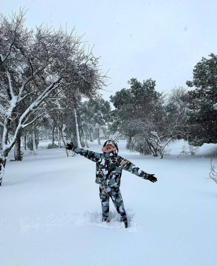 Con la llegada del temporal de nieve 'Filomena', este fin de semana Instagram se ha llenado de stories, fotografías y reels en la nieve y de la gran nevada que se ha visto en gran parte de España y en Madrid. Un temporal de frío que no ha impedido que las influencers y famosas también hayan posado en la nieve con los mejores estilismos. Desde la asturiana Paula Echevarría con su estiloso abrigo de peluche en color lila a Amelia Bono con chándal en su versión más 'vintage' o la modelo Nieves Álvarez con plumífero y gorro ruso de pelo incluido. Estos han sido los looks invernales con los que las famosas e influencers han salido a la calle este fin de semana.