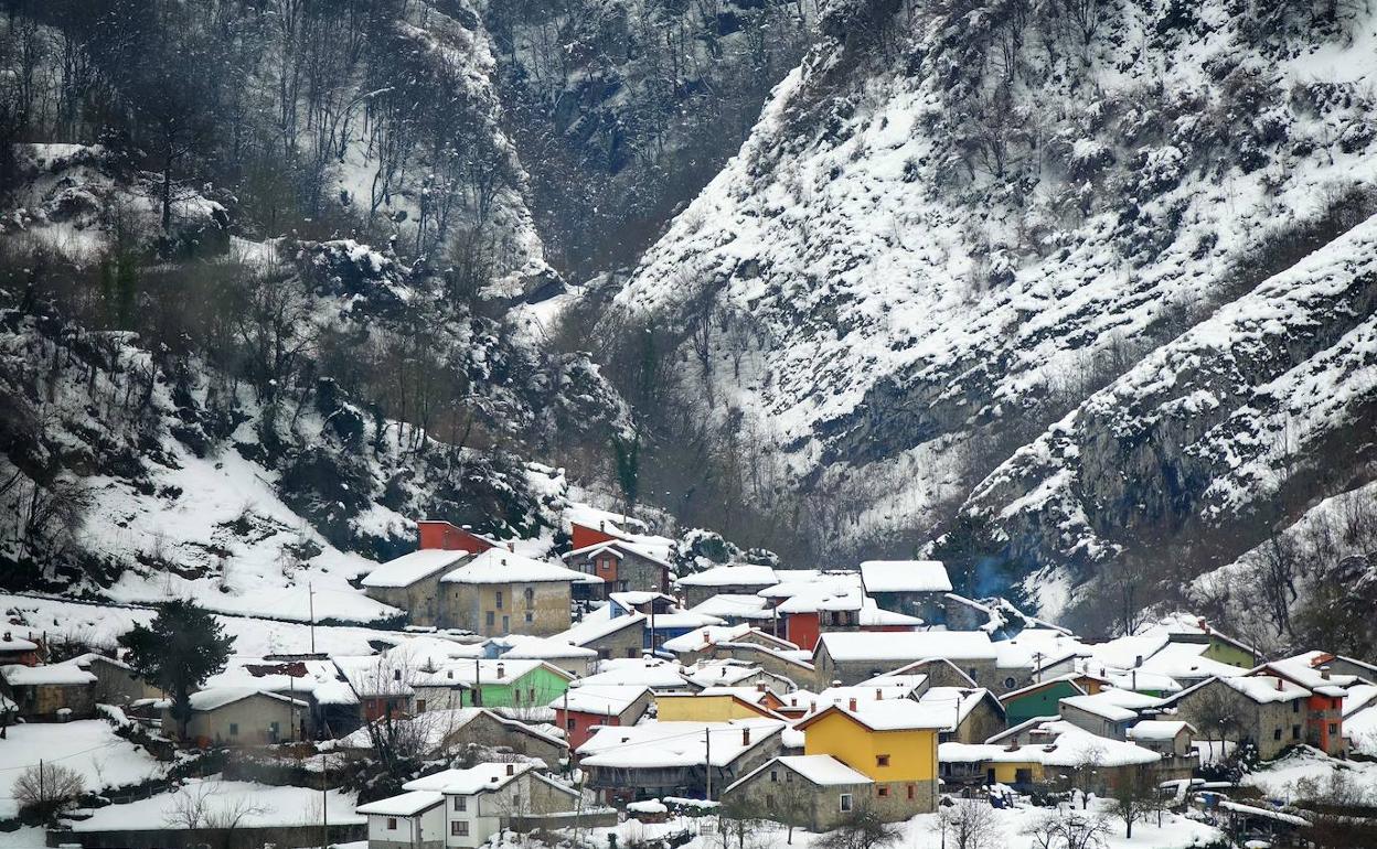 Ponga, continúa este lunes bajo un espeso manto de nieve 