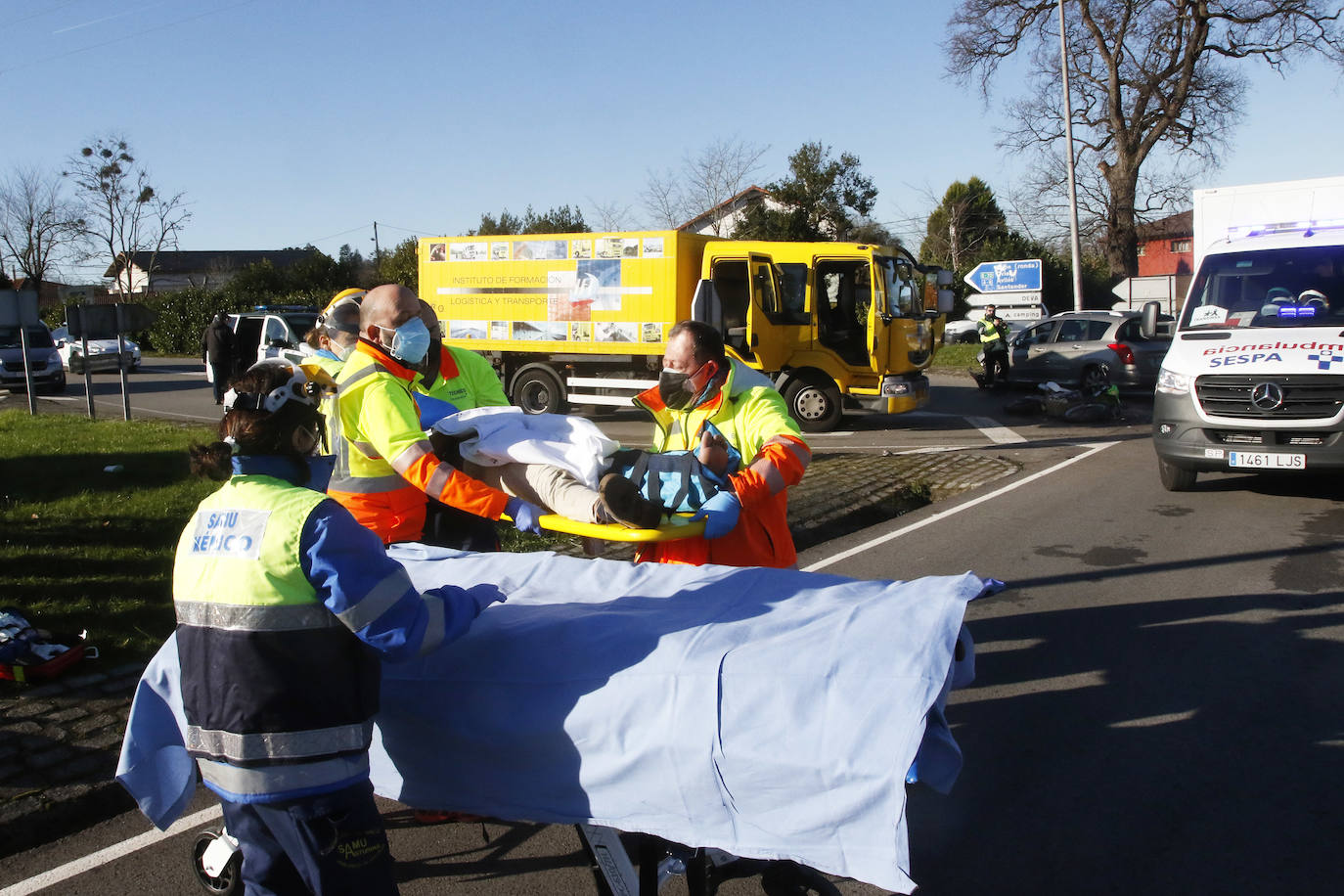 Colisionó con un turismo en la carretera N-632 en Deva, frente al restaurante El Cruce