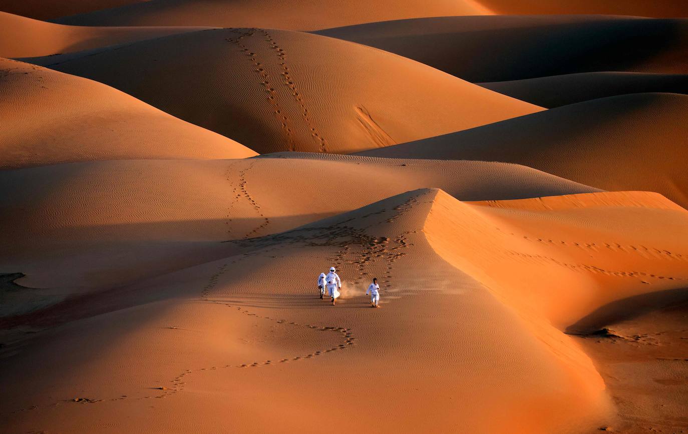 Las dunas de arena del desierto de Liwa, a unos 250 kilómetros del emirato del Golfo de Abu Dabi, es el lugar escogido por algunos aficionados a la cetrería para entrenar a los halcones. 