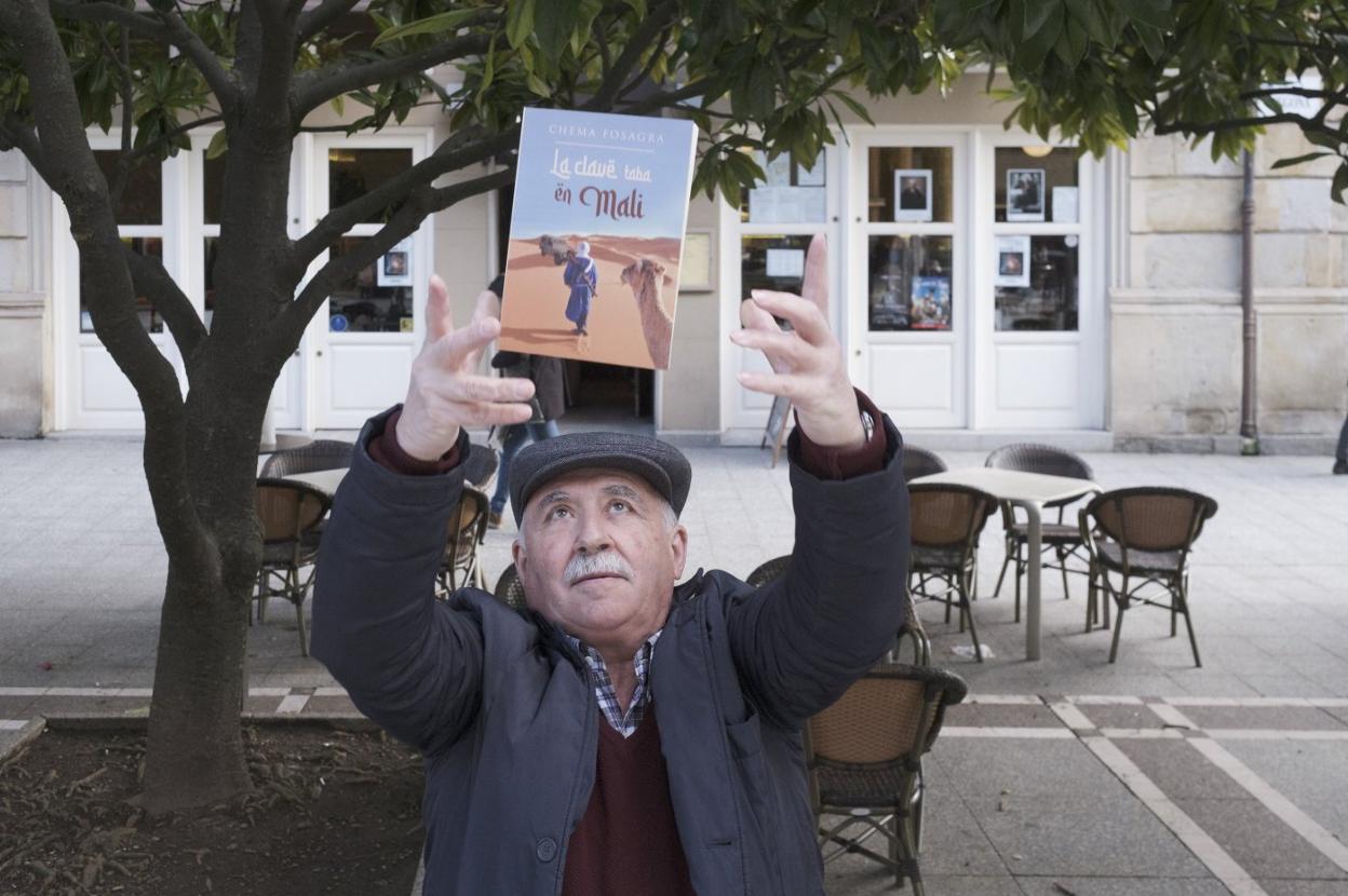 L'escritor sierense amuesa'l so llibru delantre'l Café Dindurra, en Xixón. 