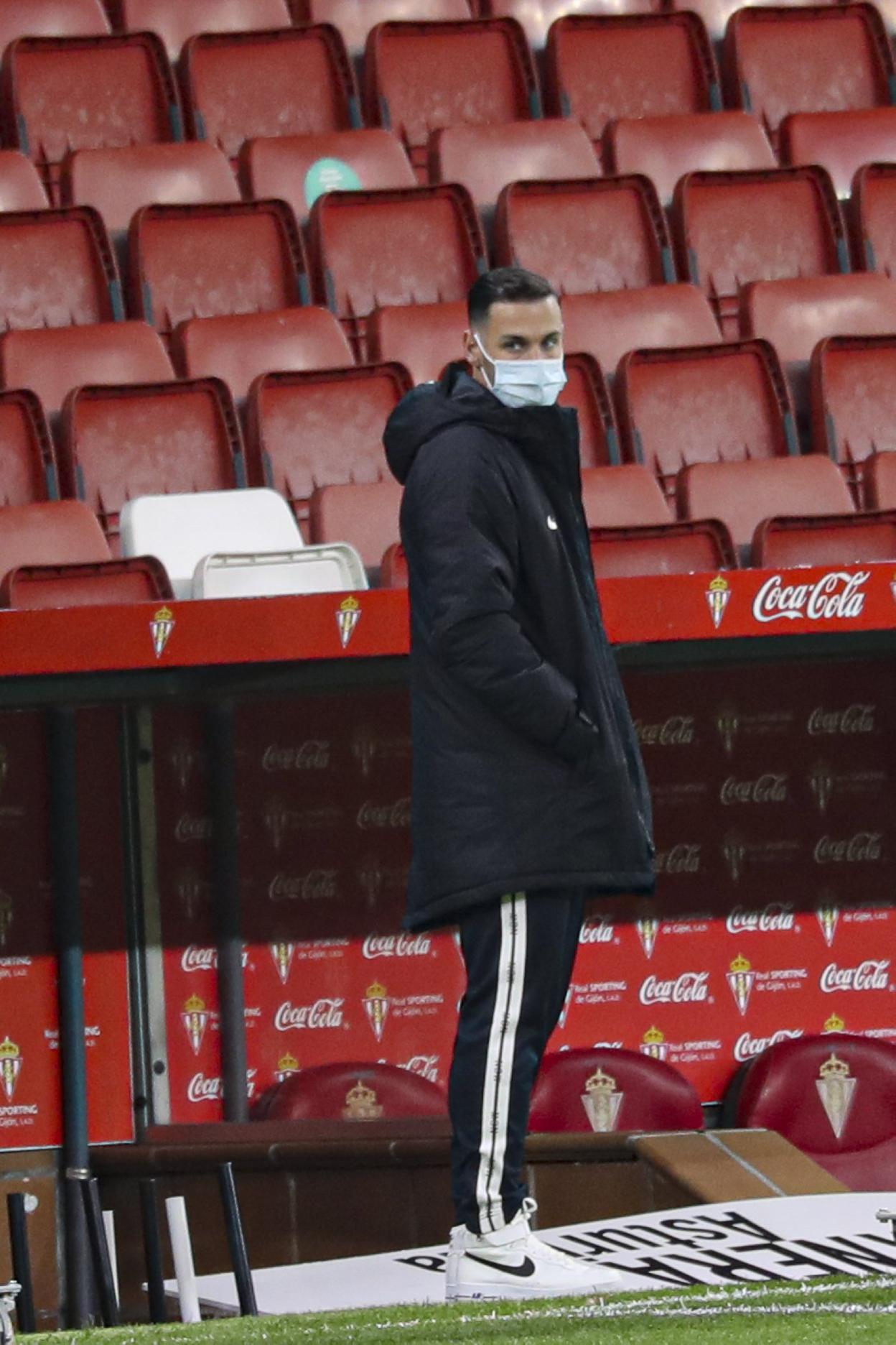 Álvaro Vázquez, ayer, presenció el partido en El Molinón. 