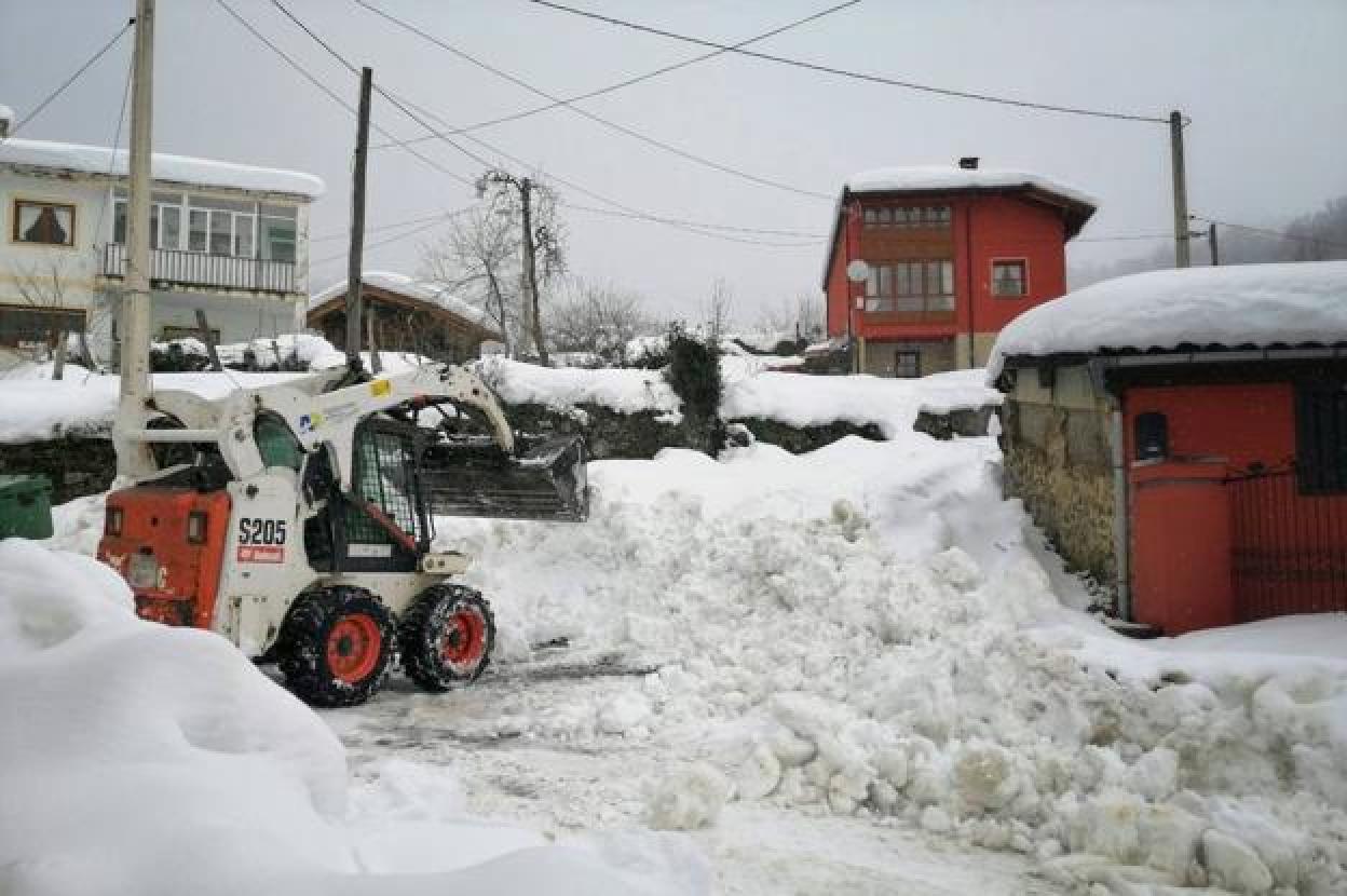 En Viegu, Ponga, una minipala se afanaba en la mañana de ayer en retirar la nieve. 