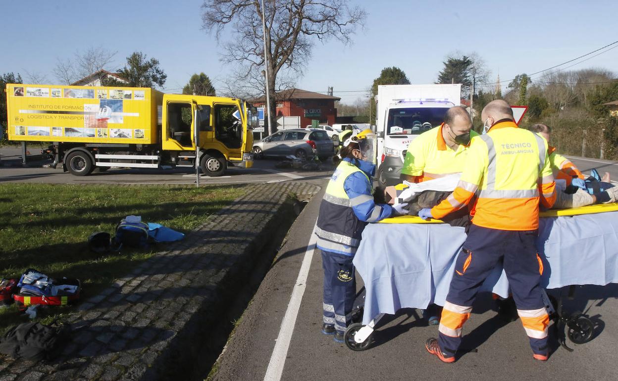 Efectivos de emergencia en el lugar del accidente atendiendo al herido.